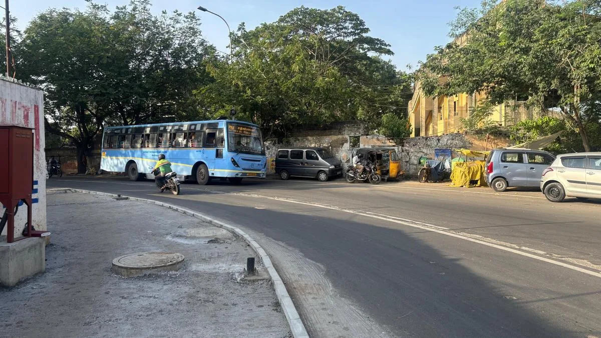 Medians needed at sharp bends in Guindy