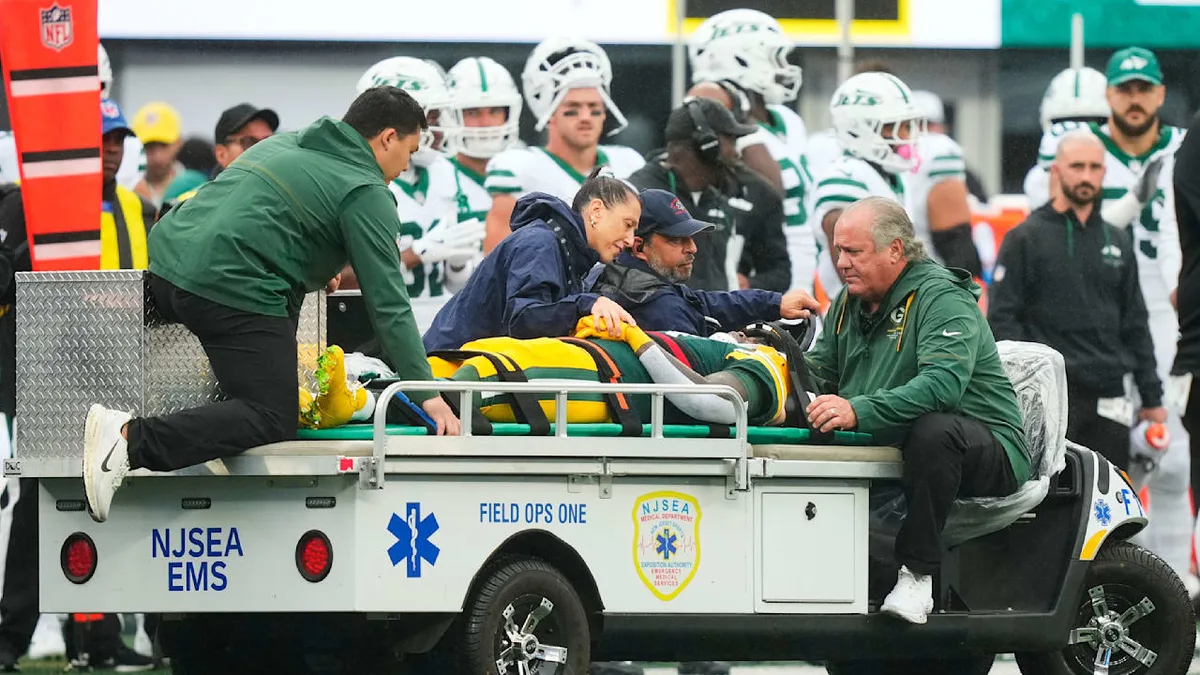 Beängstige Szene - NFL-Star muss auf Spezialtrage vom Feld