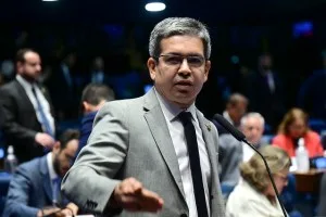 ‘Vamos trabalhar para aprovar PEC da Segurança na 3ª feira’, diz Randolfe Rodrigues