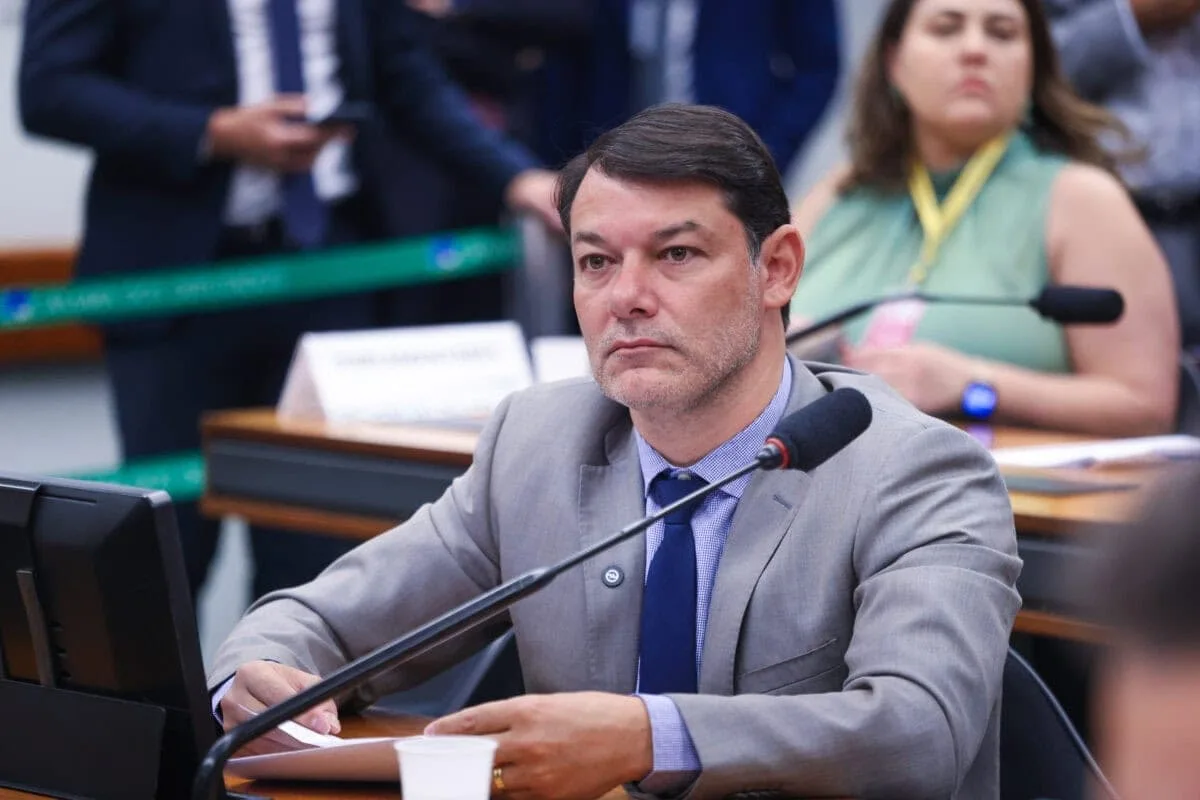 Relatório de Roberto Duarte aprova prioridade no ProUni para jovens vítimas de violência e abandono familiar