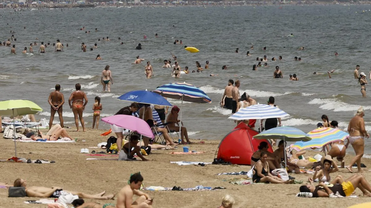 Sube a rojo el aviso para el miércoles en el litoral de Valencia y Alicante: se esperan 44 grados