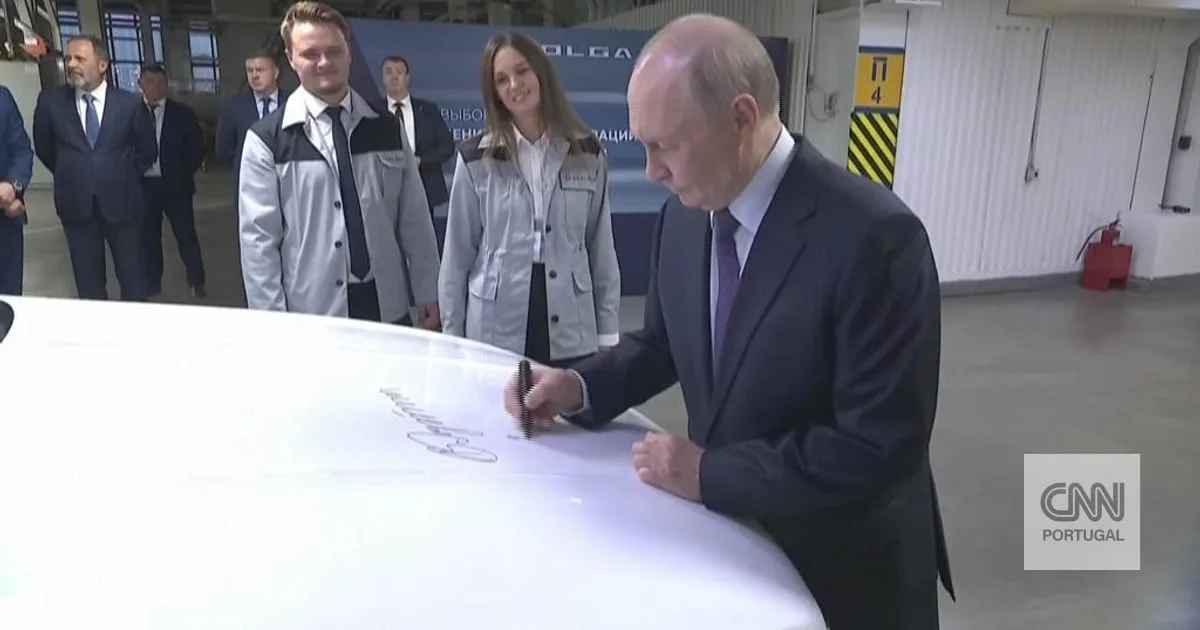 Autógrafo e volta: as imagens de Putin a experimentar o novo carro fabricado pela Rússia
