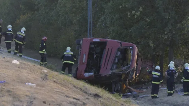 Acidente com autocarro na Hungria faz 12 mortos. Condutor terá adormecido