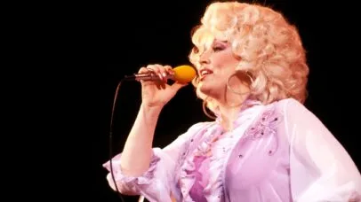 Dolly Parton foi seputada após funeral privado, diz família