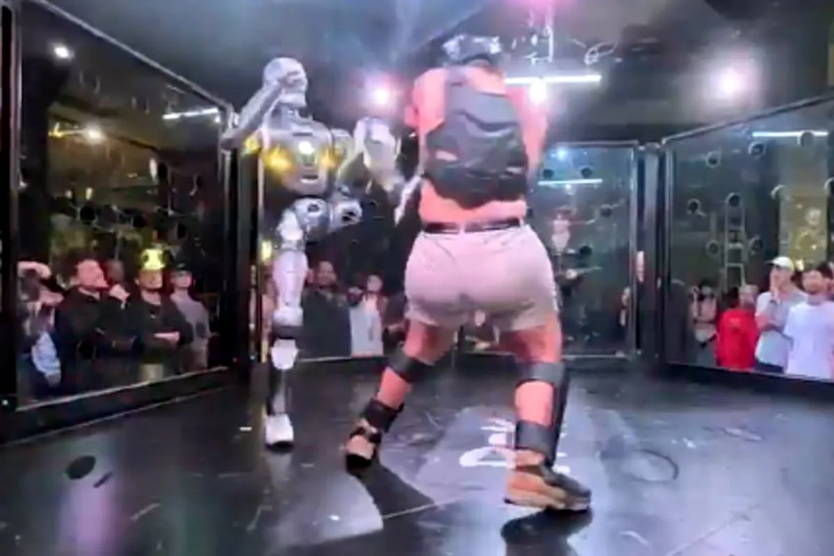 Por primera vez, un hombre enfrentó a un robot en una pelea de MMA