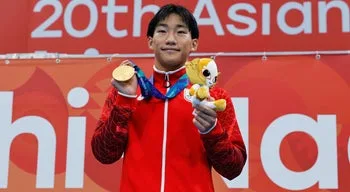 Nadador de 17 anos bate recorde mundial dos 200 metros bruços