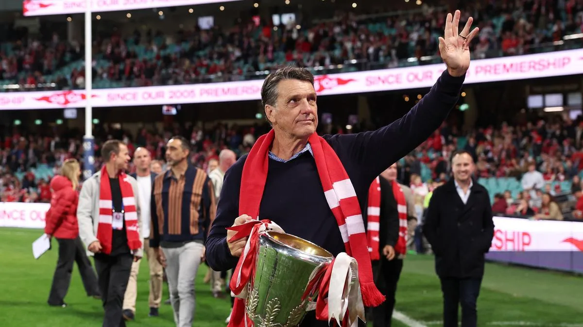 AFL grand final day presenters: Paul Roos, Paul Chapman, Roger Dean to give out medals