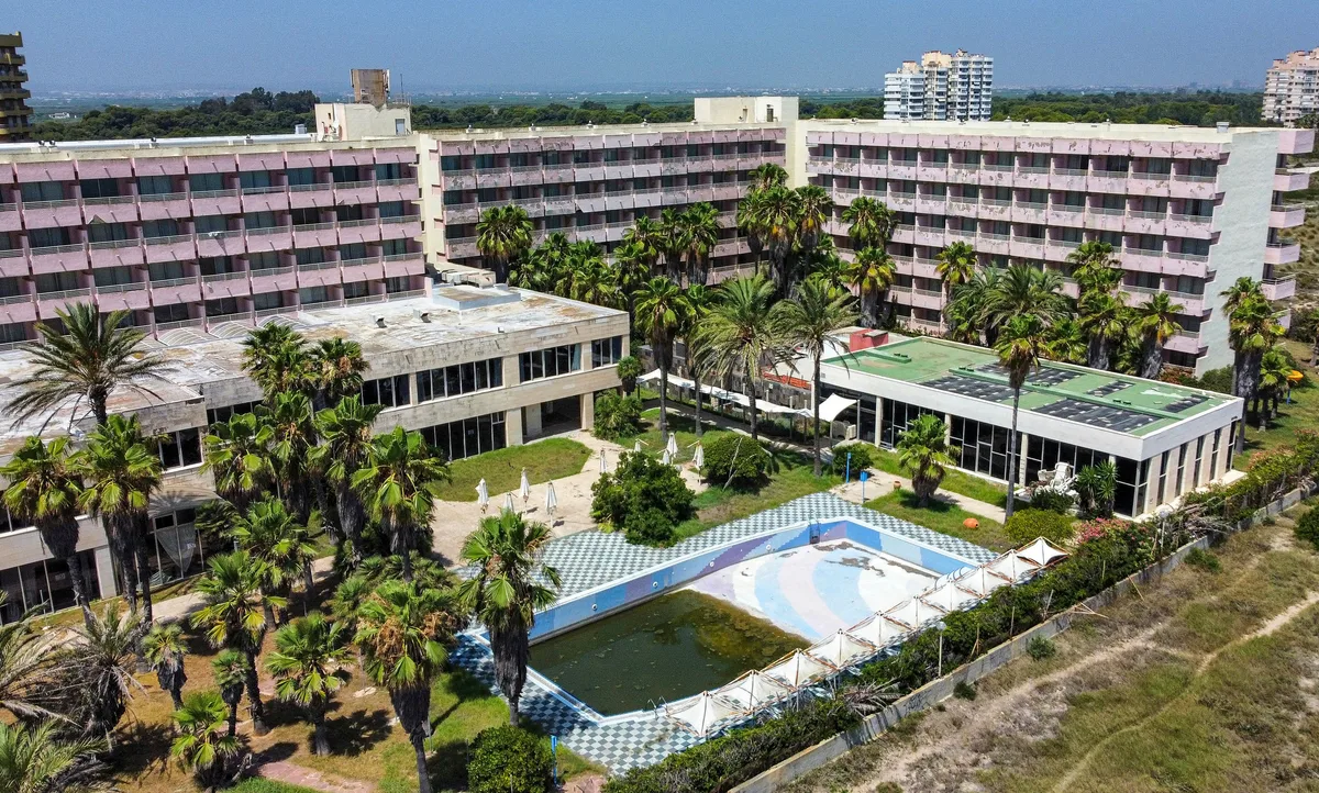 El hotel destartalado que alojó a Tina Turner, Sting y la selección busca una vida extra