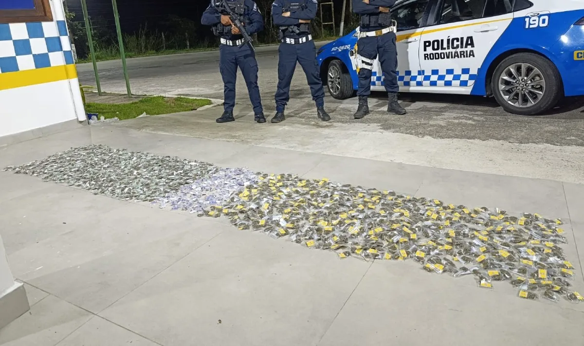 Grande quantidade de haxixe e skank é apreendida em casa abandonada na RJ-133, em Piraí