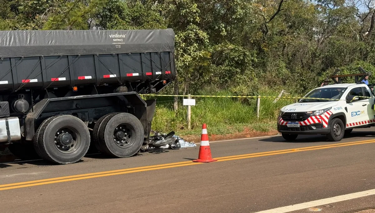 Motociclista morre após atingir traseira de caminhão em rodovia de Bauru