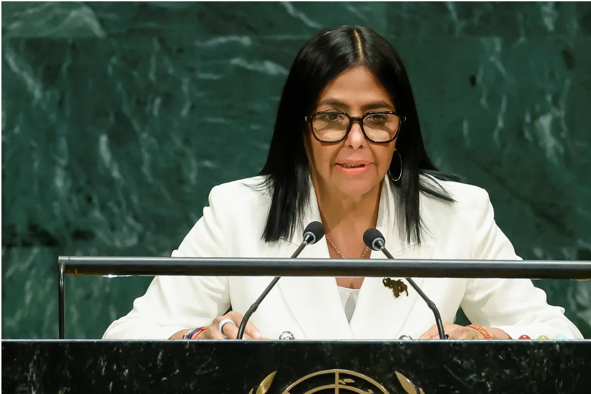 Delcy Rodríguez usa broche que parece mostrar mapa de Venezuela com Essequibo anexada em discurso na ONU