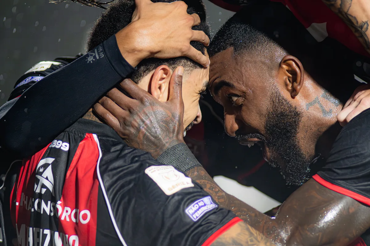Vitória bate o Botafogo, sobe na tabela e segue implacável no Barradão