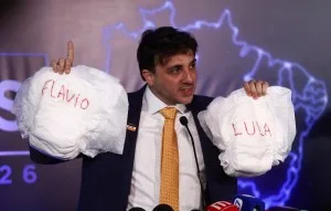 Renan Santos diz que Lula e Flávio deveriam falar no debate sobre ‘crimes cometidos’