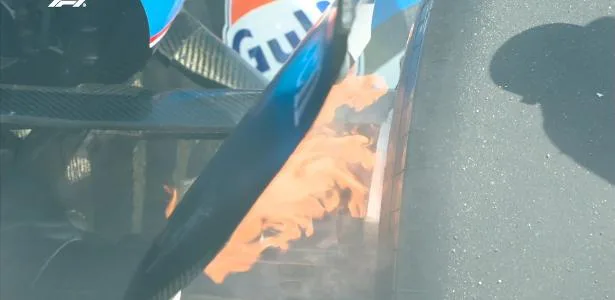 Carro de Carlos Sainz pega fogo durante treino livre do GP de Baku