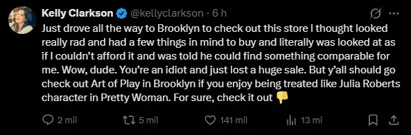 Kelly Clarkson revela ter sido esnobada em loja de Nova York e compara episódio a “Uma Linda Mulher” Foto: Reprodução/NBC; Buena Vista Pictures
