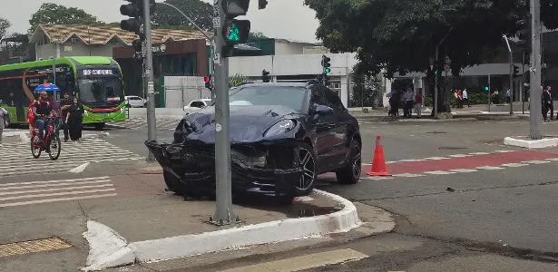Motorista sem habilitação bate Porsche em viatura e fere 2 PMs em SP