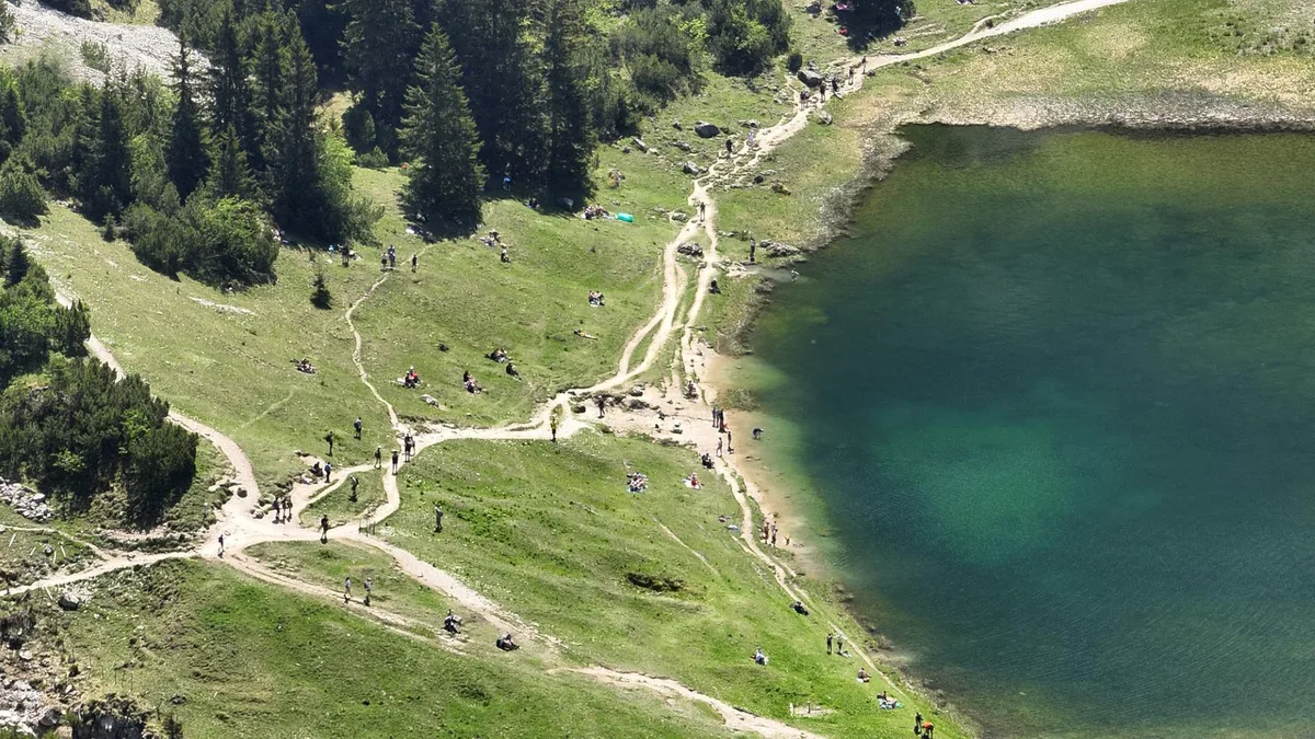 Hochbetrieb an Bergseen: Wenn Erholung zur Belastung für die Natur wird