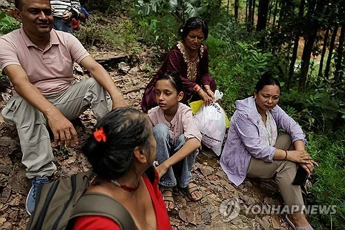 네팔·중국 국경서 '자연댐 호수' 또 범람…구조 중단(종합)