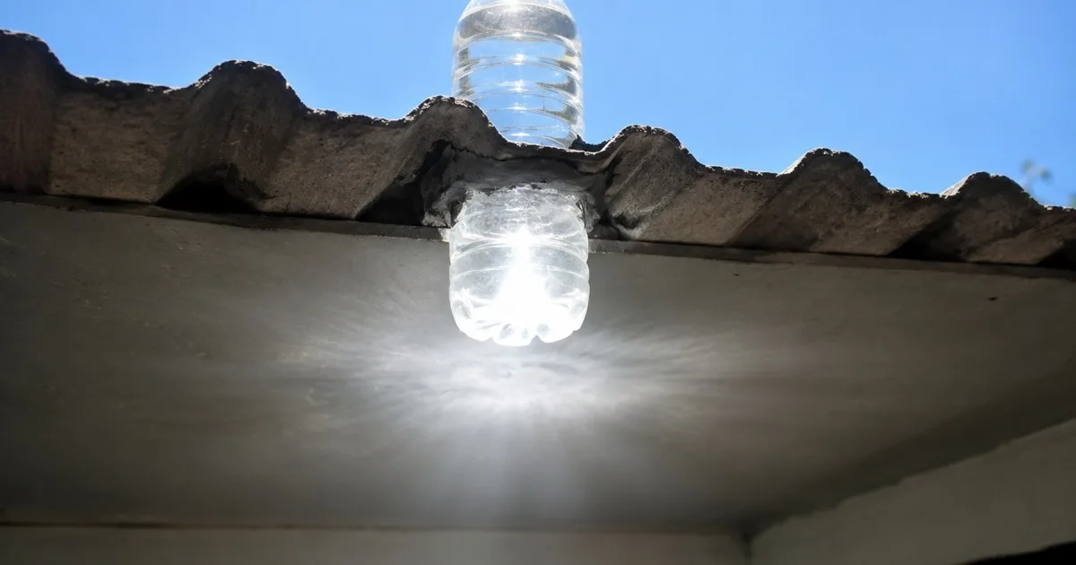 El truco de la botella de plástico que puede iluminar una habitación oscura sin usar electricidad