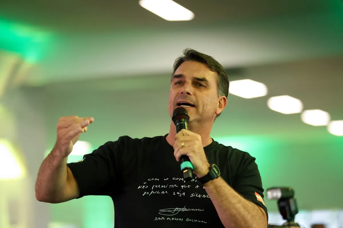 Flávio aciona TSE contra Lula por evento com promessa de canetas emagrecedoras