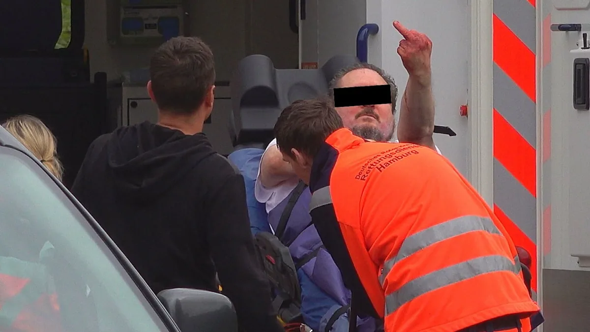 Ehefrau in Hamburg schwer verletzt - Blutender Messermann auf Trage gefesselt