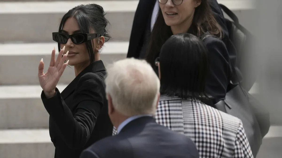 Kim Kardashian recibe una indemnización simbólica de un euro tras el robo con arma que sufrió en París