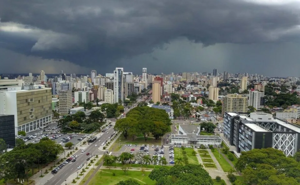 Setembro terá chuva acima da média e passagem de frentes frias no Paraná, prevê Simepar