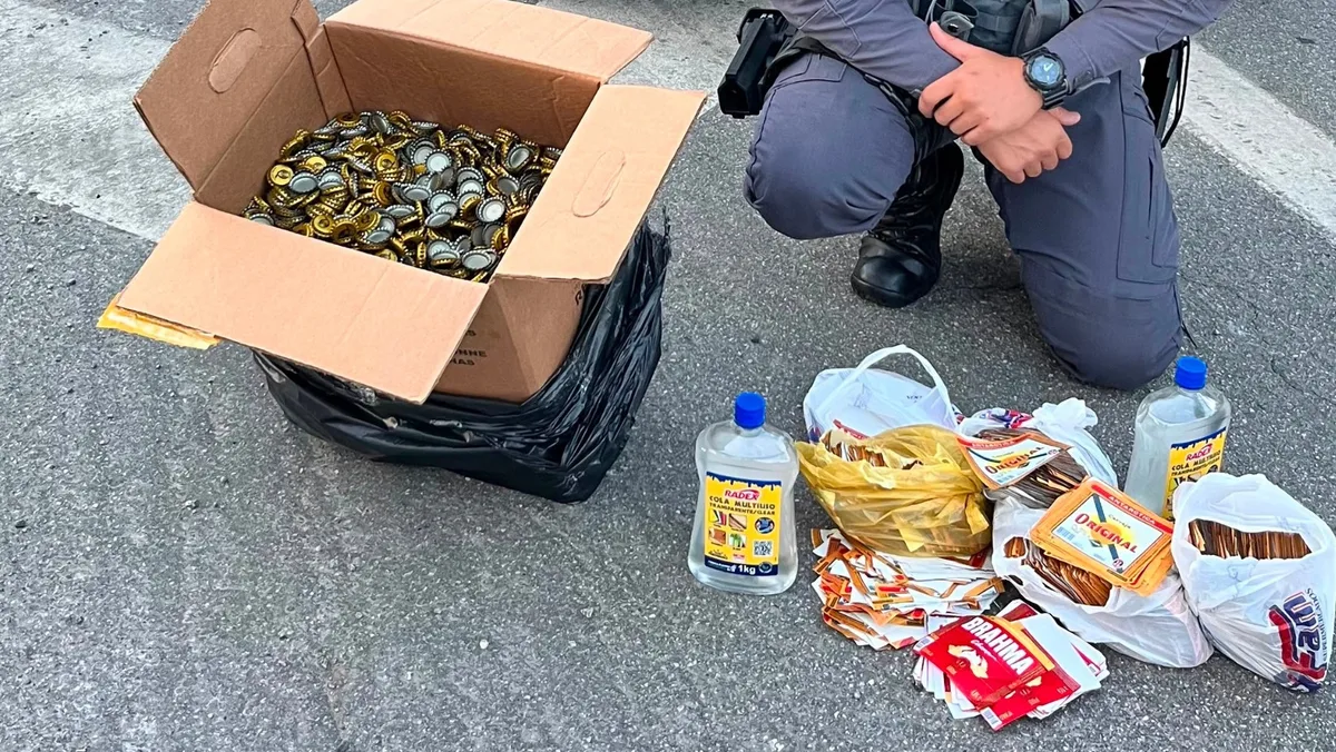Motorista é preso com material para falsificar 5,7 mil garrafas de cerveja na Tamoios