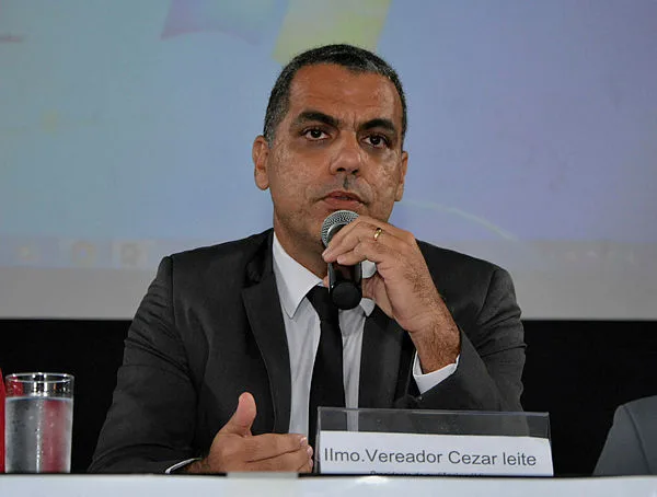 Cezar Leite repudia decisão que barrou título a Flávio Bolsonaro