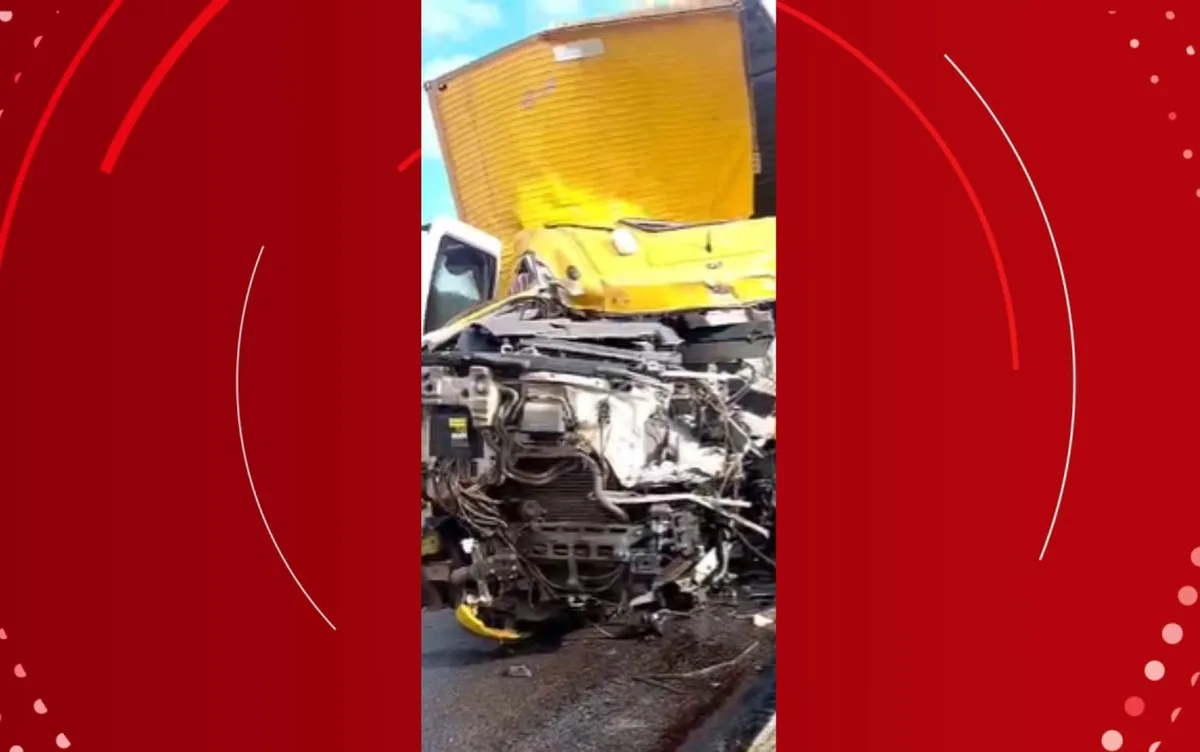 Motorista de caminhão morre após engavetamento com quatro veículos em rodovia na Bahia