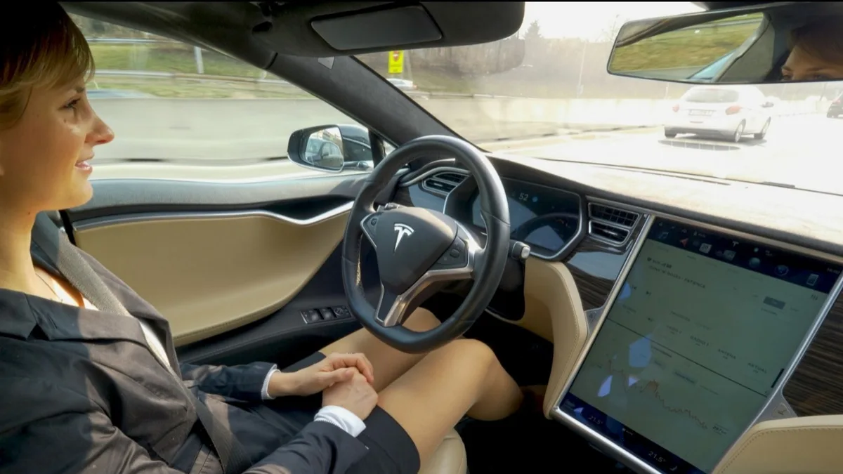 Des vidéos de conducteurs de Tesla diffusées au moment où l’Europe doit se prononcer sur le FSD