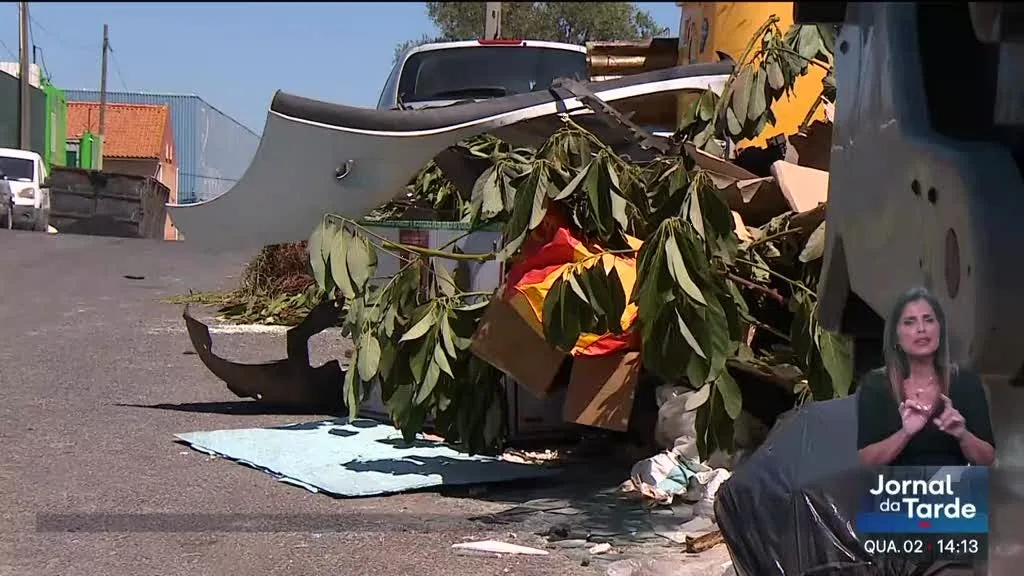 Higiene urbana. Lixo amontoado no bairro de Angola em Loures