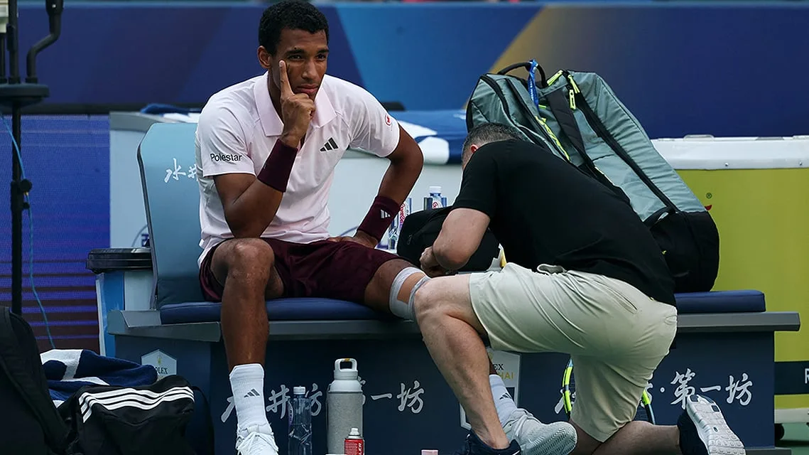 Auger-Aliassime exits Shanghai Masters 4th-round match with knee injury in opening set