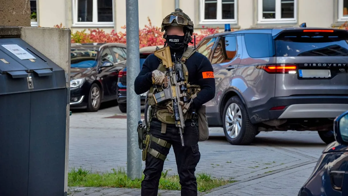 Mutmaßliche Kokainschmuggler vor Gericht - Spezialeinsatzkräfte sichern Prozess in Rostock