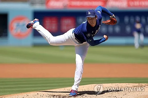 오타니, 내달 초 마운드 복귀…로버츠 감독 "실전서 빌드업"