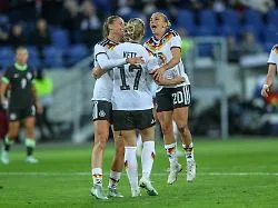 Sieg zum Start in WM-Saison: Doppelpackerin Kössler lässt DFB-Frauen jubeln