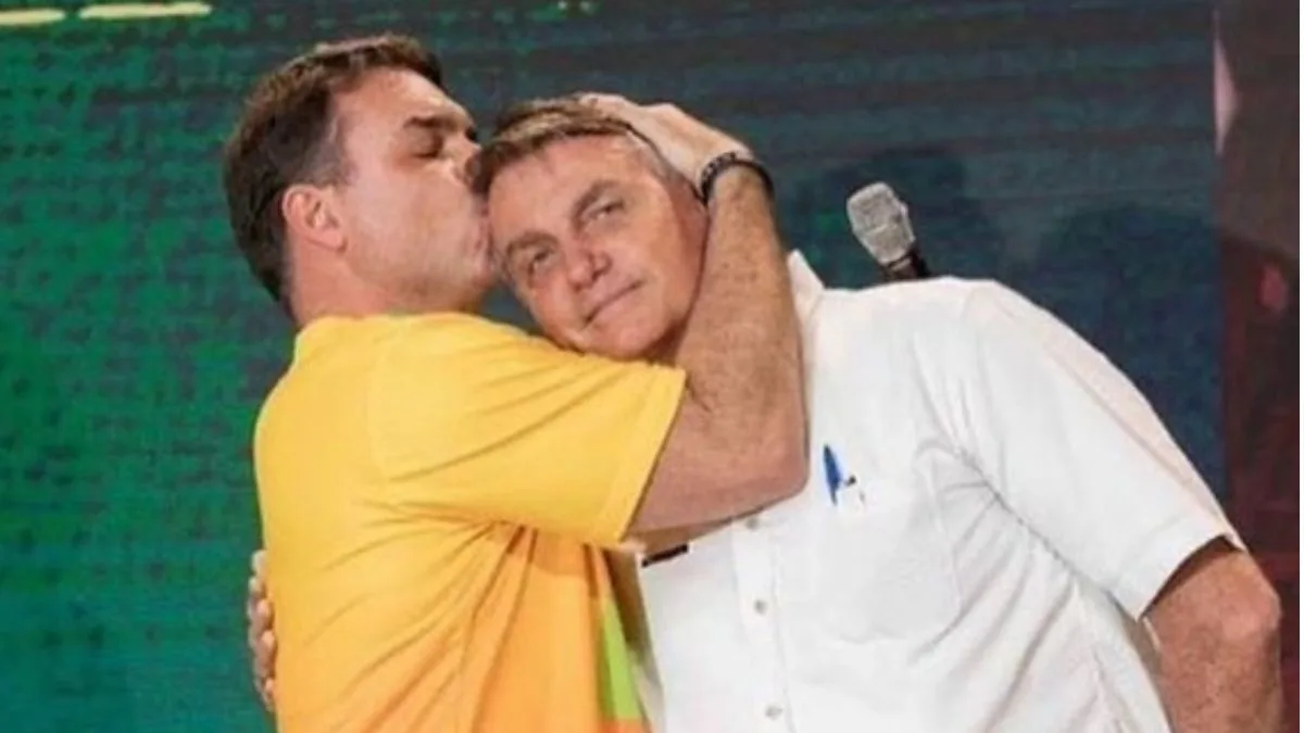 Alexandre de Moraes autoriza Flávio Bolsonaro a voltar a visitar o pai, Jair Bolsonaro, após restrição de 90 dias