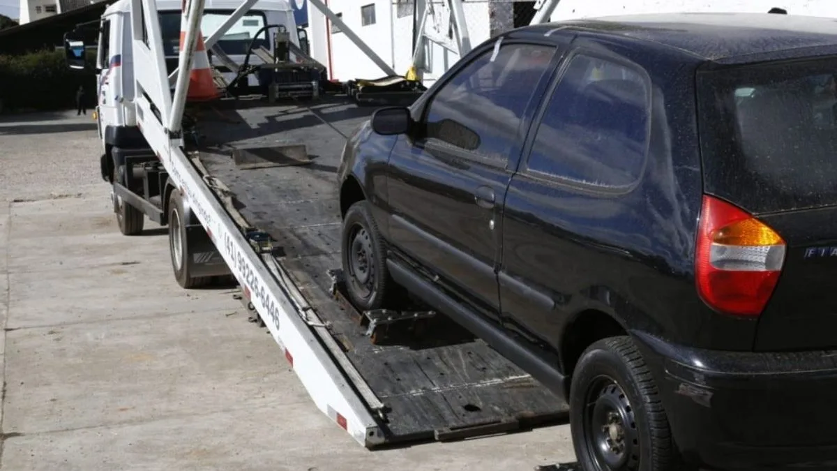 Cobrança de pátio e carro guinchado: saiba quando o motorista não precisa pagar e o que fazer com taxas indevidas