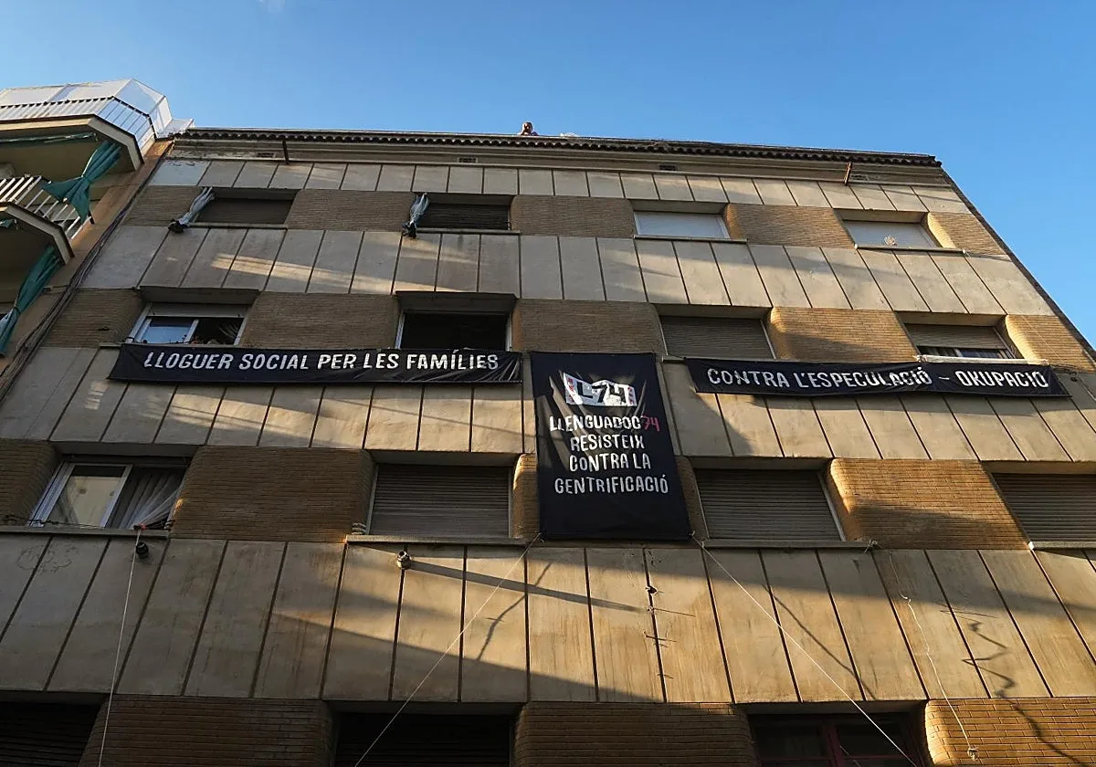 Illa y Collboni compran un bloque okupado en Barcelona para evitar el desahucio