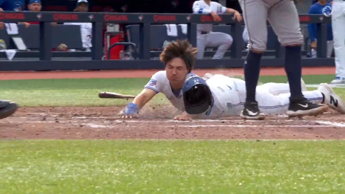 Blue Jays score two on ball-four wild pitch with bases loaded