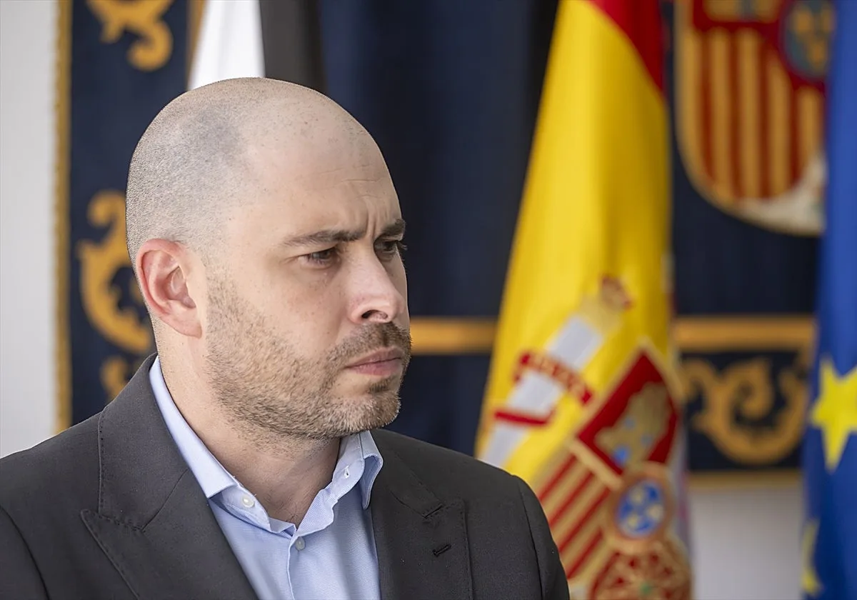 Manos Limpias presenta una denuncia contra el delegado de Ceuta por «no haber impedido la invasión» y la basa en el testimonio de Margarita Robles