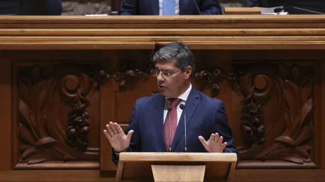 Combustíveis, comida e prestações. PS chama Governo ao Parlamento
