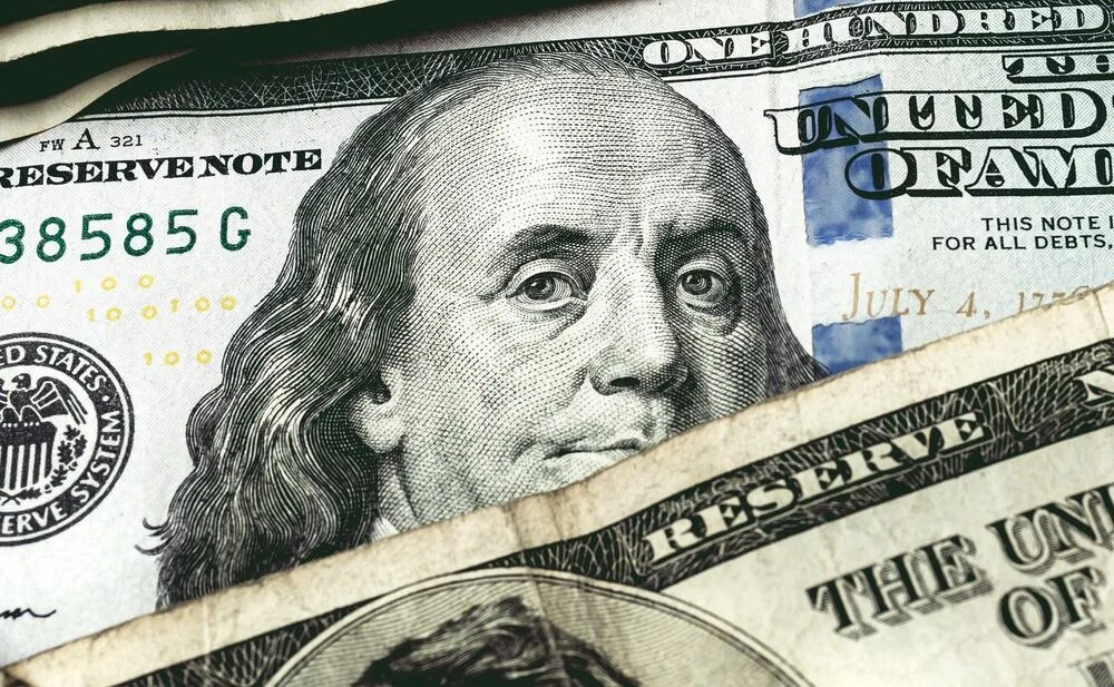 El dólar operó estable y se mantiene por debajo de la inflación prevista