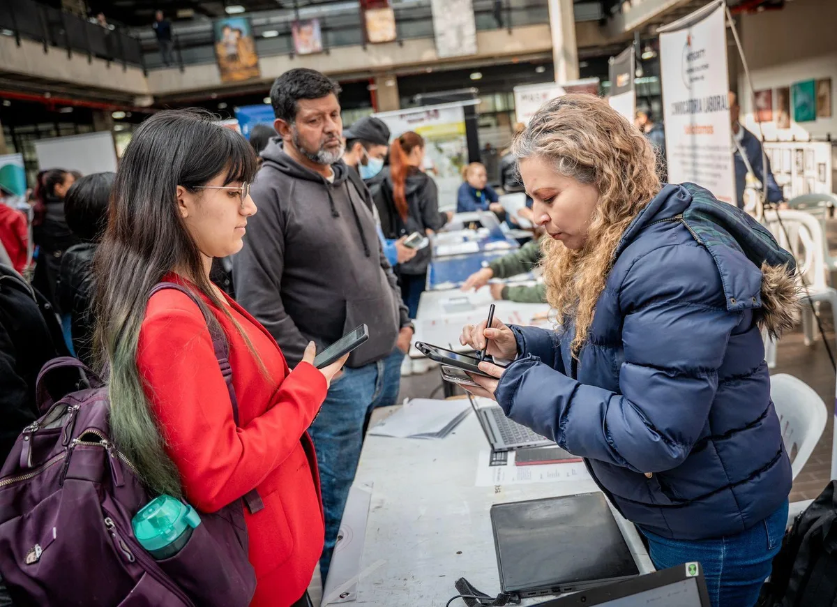 Vacantes bilingües en Bogotá para trabajar desde casa con Amazon: salario de $2.799.766 y turnos rotativos