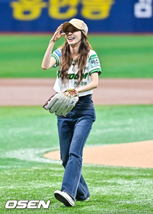 [사진]2NE1 산다라박, 시구 마치고 귀여운 토끼미소