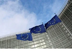 UE condena ‘em termos enérgicos’ ataques houthis a infraestruturas na Arábia Saudita