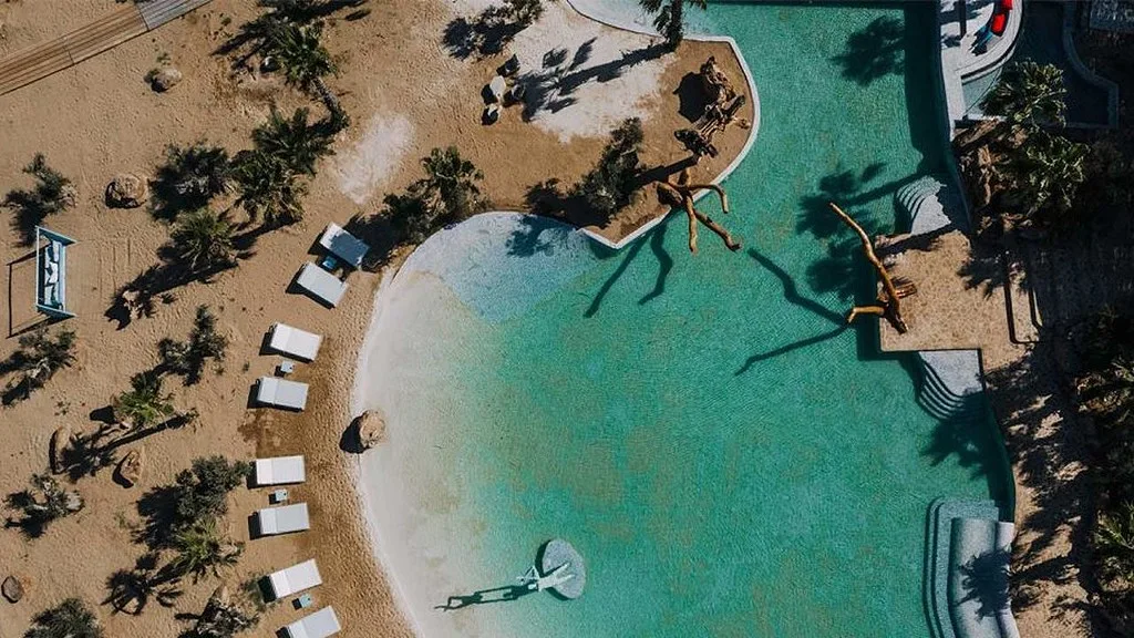 Este resort de cinco estrelas tem suítes com piscinas privadas e vai deixá-lo de queixo caído