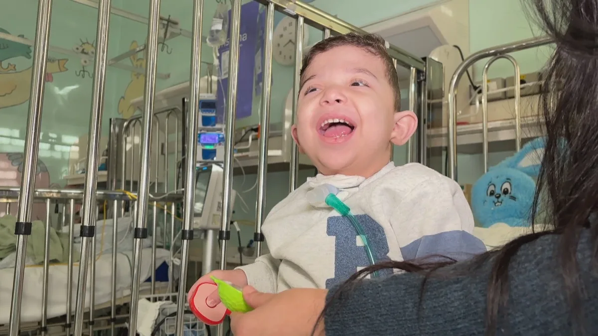 Menino de 3 anos com doença rara deixa hospital pela primeira vez desde que nasceu; família do RS conseguiu 'home care' após entrar na Justiça