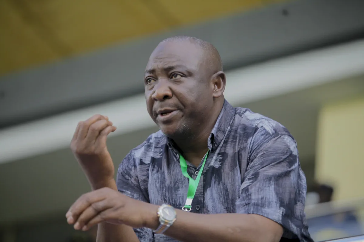 Presidente da Federação Nigeriana de Futebol renuncia em meio a acusações