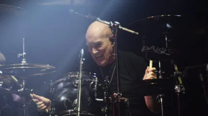 Ex-baterista do AC/DC, Chris Slade anuncia aposentadoria